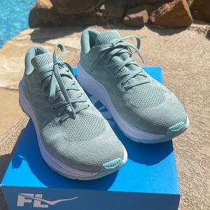 HOKA ONE Sz. 8,  W Cavu 3 original box